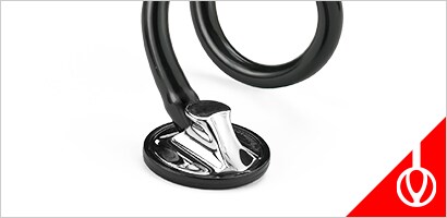 3M Littmann Master Cardiology stetoskop na bijeloj podlozi.
